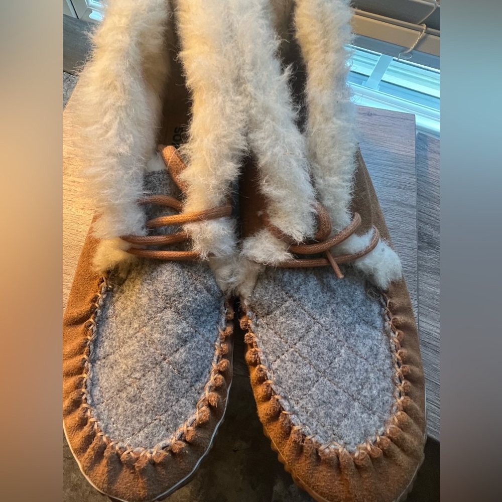Women's Sorel Tan Quilted Shearling Lace-Up Slippers Size 9